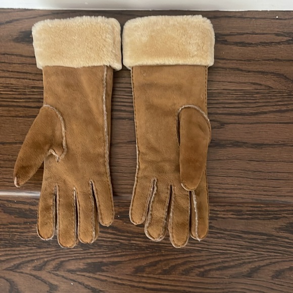 Ugg brand suede and faux fur gloves - Picture 2 of 6